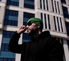 hombre elegante con gafas de sol elegantes foto