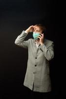 un hombre con abrigo está hablando por teléfono con su médico. foto