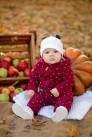 niña feliz en el parque de otoño foto