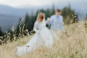 sesión de fotos de los novios en las montañas. foto de boda estilo boho.