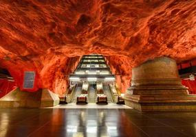 vista de la estación radhuset, sistema de metro subterráneo en estocolmo, suecia foto