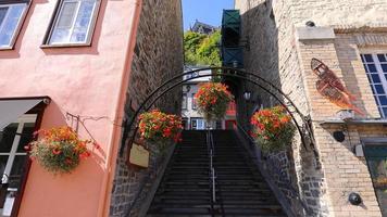 vista de ángulo bajo de las atracciones turísticas de la ciudad vieja de quebec de la ciudad baja de quartier petit champlain, el distrito comercial y la arquitectura francesa antigua foto