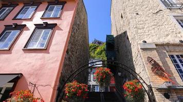 vista de ángulo bajo de las atracciones turísticas de la ciudad vieja de quebec de la ciudad baja de quartier petit champlain, el distrito comercial y la arquitectura francesa antigua foto