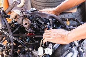 manos de mecánico de automóviles que trabajan en motores de automóviles en talleres mecánicos, servicio de reparación y mantenimiento foto