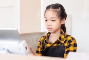 niña cajera que opera en la caja en el café, concepto de educación foto