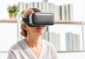 anciana sentada en el sofá divirtiéndose con gafas de realidad virtual, felices conceptos de tecnología para ancianos foto