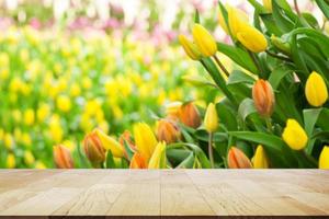mesa de madera vacía sobre hermosos tulipanes de primavera con espacio para copiar en madera foto
