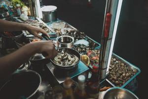 vendedor ambulante de comida en el barrio chino de bangkok foto