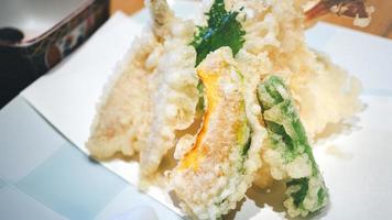 tempura tradicional de la comida japonesa. foto