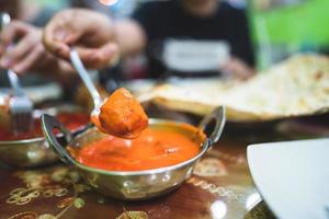 mantequilla de pollo colorida de la comida india foto