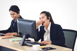 el centro de llamadas se ríe con el equipo. trabajando como un amor en el trabajo. foto