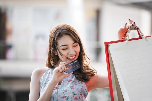 Beautiful smile young asian woman show credit card with shopping bags.  6853801 Stock Photo at Vecteezy