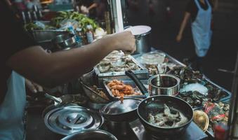 vendedor ambulante de comida en el barrio chino de bangkok foto