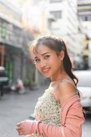 retrato de feliz sonrisa joven mujer asiática adulta al aire libre el día foto