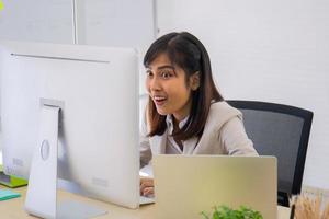 una mujer de negocios asiática sentada en una oficina foto