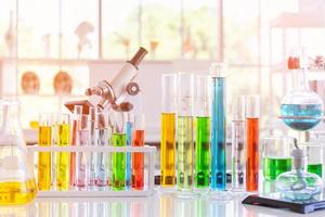 varios tubos de vidrio y equipos utilizados en laboratorios científicos, en escritorios, en laboratorios, intente investigar foto