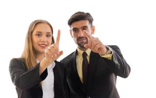 dos hombres y mujeres de negocios obtienen un dedo aislado en un fondo blanco foto