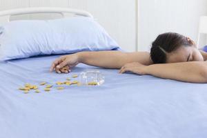 pacientes femeninas en el hospital sobredosis inconscientes al lado de la cama. foto