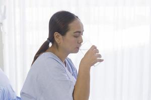 pacientes asiáticas bebiendo agua foto