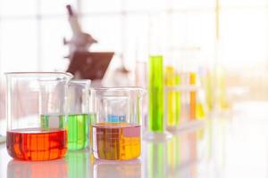 botellas de reactivos químicos en botellas de experimentos científicos de diferentes formas y tamaños foto