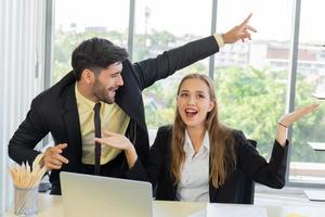 una nueva generación de empresarios que trabajan en una oficina junto con documentos en el escritorio con sonrisas y felicidad foto