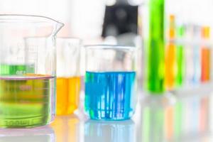 botellas de reactivos químicos en experimentos científicos de varios tamaños