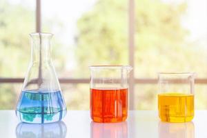 botellas de reactivos químicos en botellas de experimentos científicos de diferentes formas y tamaños foto