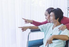 la familia asiática, que es una madre enferma, está en silla de ruedas, está hospitalizada y tiene una hija que cuidar. foto