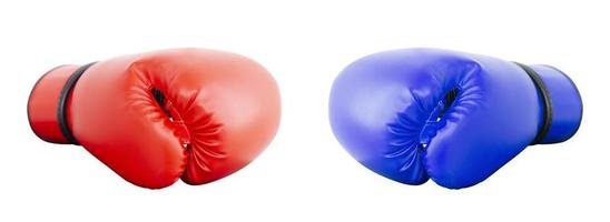 guantes de boxeo rojos y azules golpeando juntos aislados sobre fondo blanco. foto