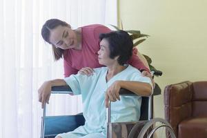 la familia asiática, que es una madre enferma, está en silla de ruedas, está hospitalizada y tiene una hija que cuidar. foto