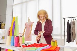 las diseñadoras de costura profesionales en la oficina tienen una variedad de combinaciones de colores de tela. foto