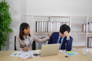 una líder asiática consoló y animó a un empleado de aspecto triste. foto