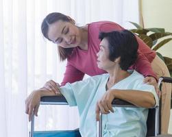 la familia asiática, que es una madre enferma, está en silla de ruedas, está hospitalizada y tiene una hija que cuidar. foto