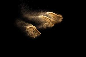 movimiento abstracto de la nube fondo de arena borrosa. explosión de arena aislada sobre fondo oscuro. foto