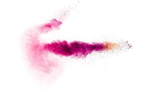 explosión de polvo rosa sobre fondo blanco. nube de salpicaduras de polvo rosa. partículas de colores lanzadas.