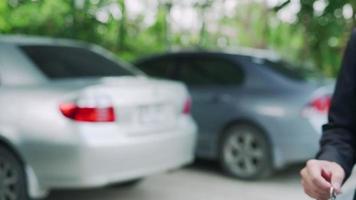 les concessionnaires automobiles offrent des voitures aux clients à domicile. le concessionnaire automobile a réussi à échanger une nouvelle voiture en remettant les clés de la voiture au client. concept-car à louer et à acheter. video