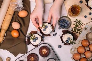 proceso de elaboración de bizcocho de chocolate casero con nata foto