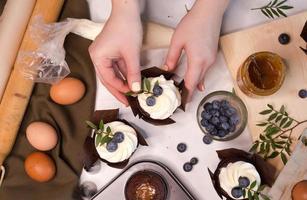 proceso de elaboración de bizcocho de chocolate casero con nata foto