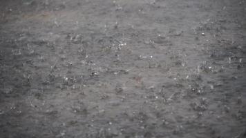 fuertes gotas de lluvia golpean el piso de cemento.