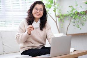 imagen de una mujer de negocios asiática mayor trabajando en casa foto