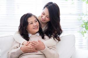 imagen de madre e hija asiáticas en casa foto