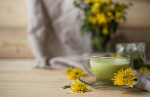 matcha latte en una taza con polvo de matcha foto