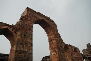 imagen de la estructura de la puerta antigua histórica india al aire libre foto