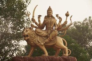 estatua de durga devi en el cielo foto