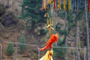 vista cercana del símbolo de shiva del dios hindú trishul de shiva foto