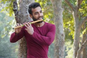 hombre tocando flauta - instrumento musical indio foto