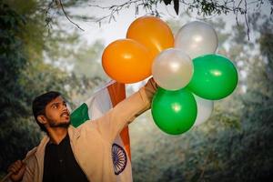 imagen del día de la república india, 26 de enero. imagen del día de la independencia india con globos coloridos en colores de la bandera india foto