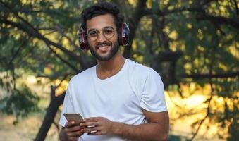 un hombre con auriculares sintiendo la canción foto