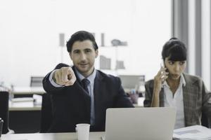 empresarios que trabajan en oficinas modernas, empresarios o hr señalando con el dedo, concepto de contratación de reclutas foto