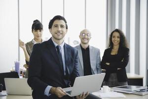 confianza sonriente grupo de negocios personas que trabajan en oficinas modernas, concepto de colaboración de trabajo en equipo de personas foto